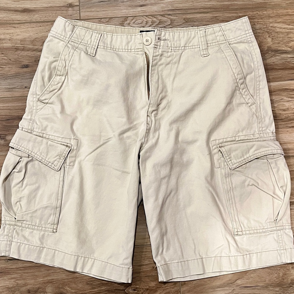 Plugg Co cargo shorts
34 waist cream colored